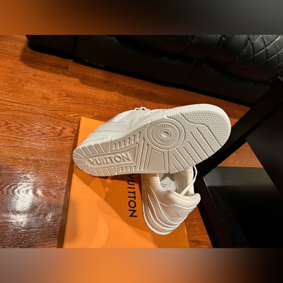 A pair of Louis Vuttion sneakers - Picture 3 of 5